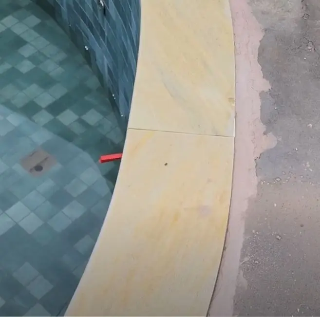 borda-piscina-pedra-sao-tome-amarelo-mesclado